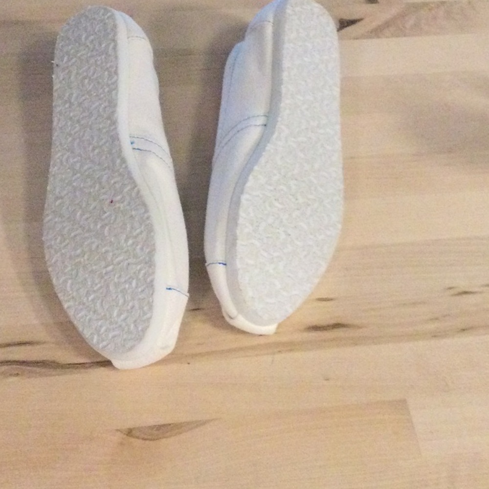 TOMS - Picture 2 of 4